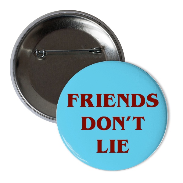 Odznáček  s potiskem Friends don't lie 